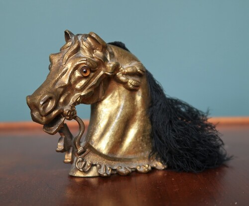 Horse's head (paper weight)