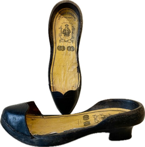 Advertising item: pair of exhibition pumps