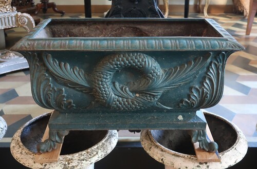 Cast iron planter