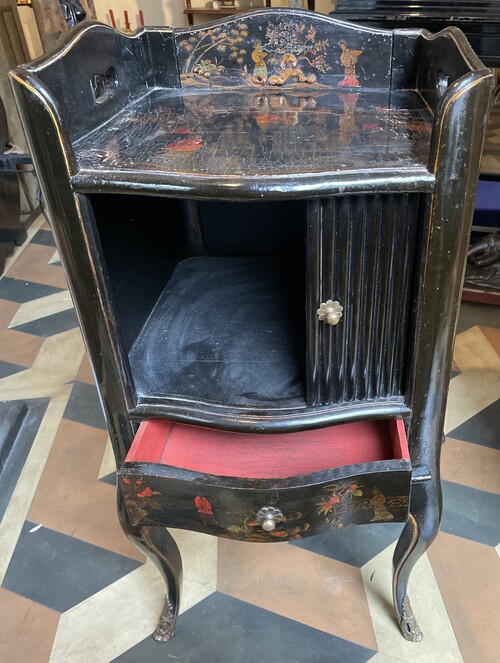 Chiffonière-table with Chinese decor, on cabriole-legs