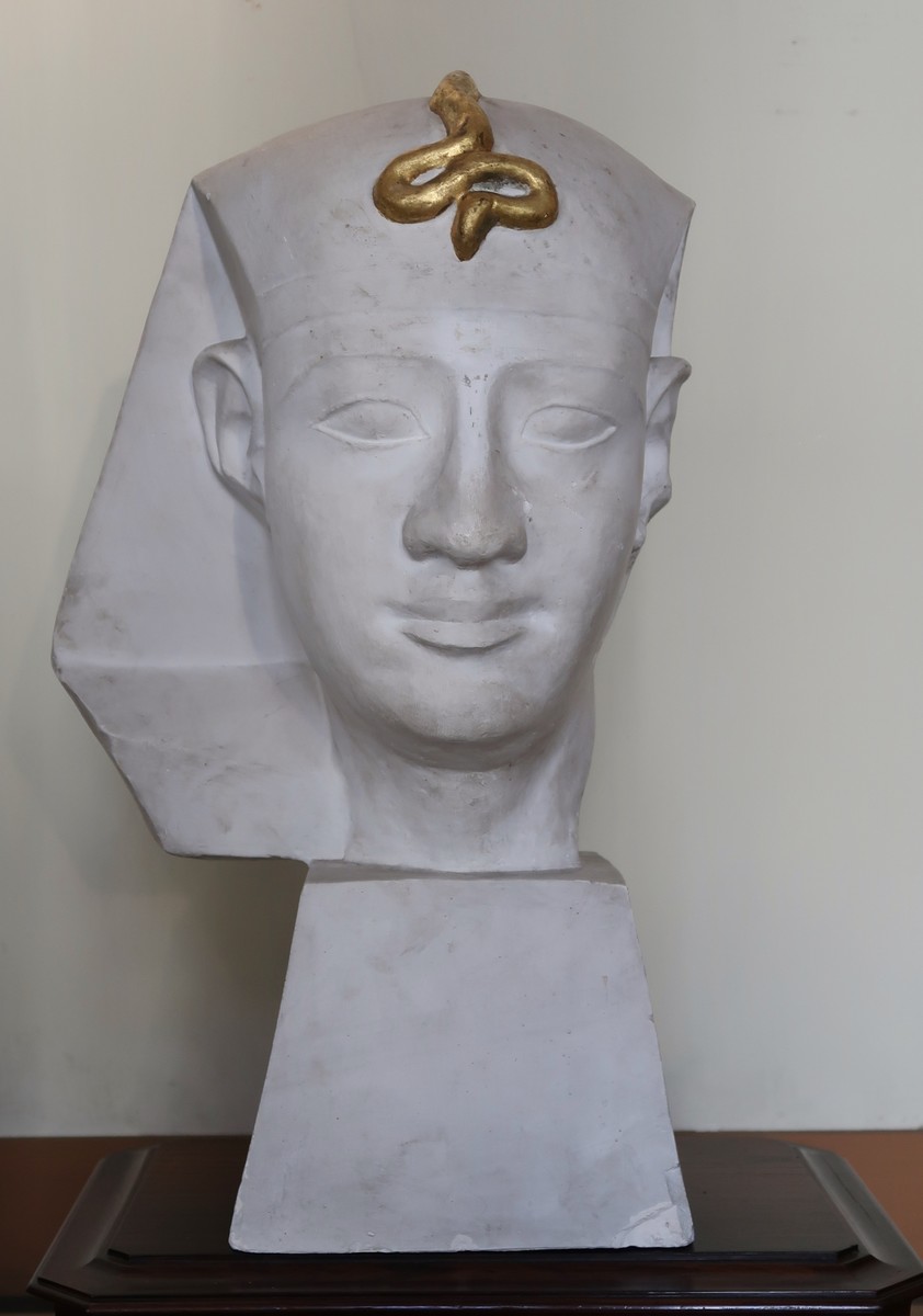 Plaster Cast Sculpture of a Pharaoh - Sculpture - Galerie Jadis ...