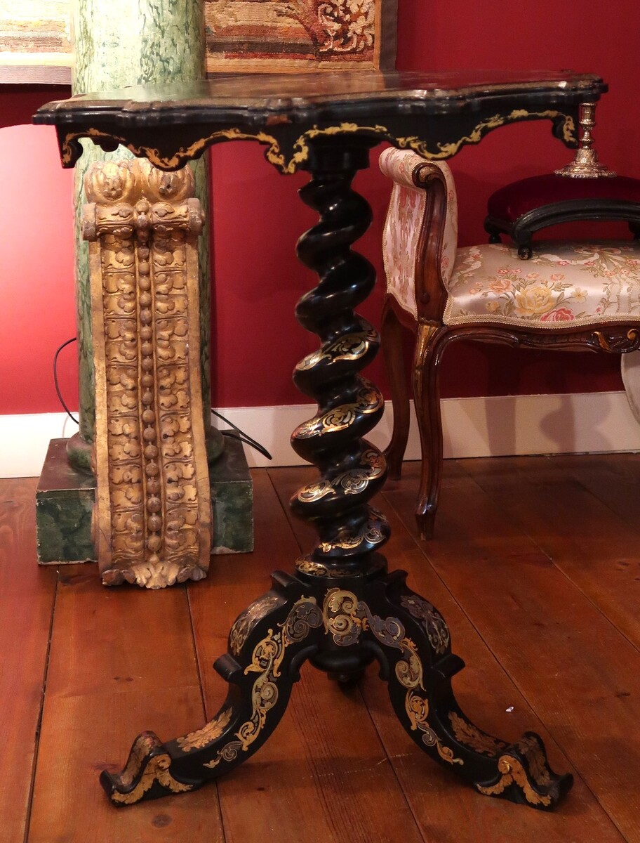 Victorian pedestal table