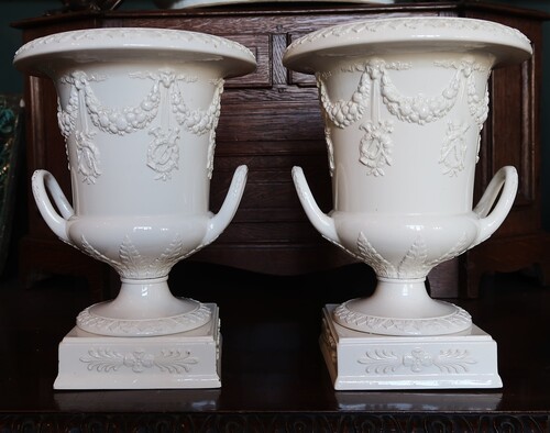 Wedgwood, Pair of vases